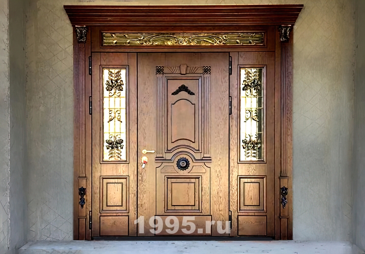 Двустворчатая дверь МДФ с карнизом, с остеклением и коваными решетками Двустворчатая дверь МДФ с карнизом, с остеклением и коваными решетками